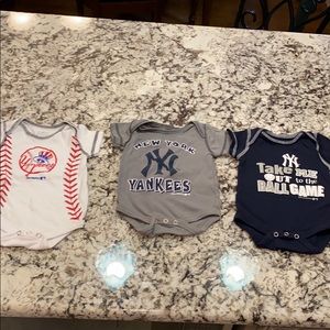 3 pack Yankees onesie 0-3M